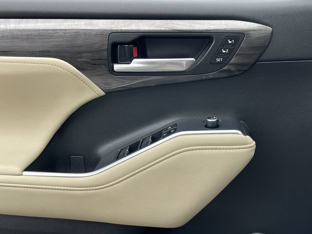 Used 2024 Toyota Highlander Platinum FWD image 21