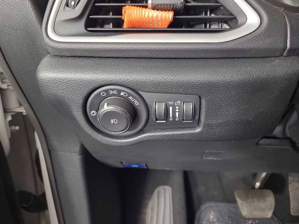 Used 2025 Chrysler Pacifica Select FWD image 15