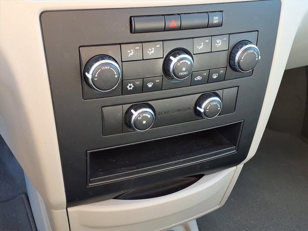 Used 2010 Volkswagen Routan S image 23