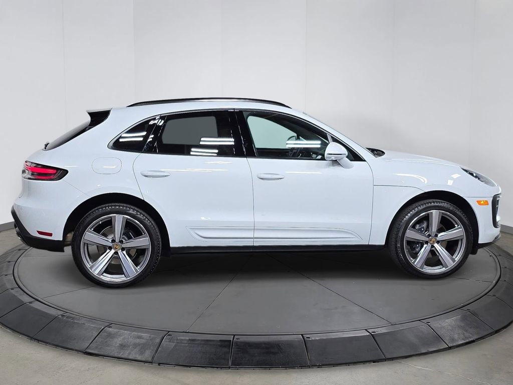 Certified 2025 Porsche Macan AWD/4WD image 8