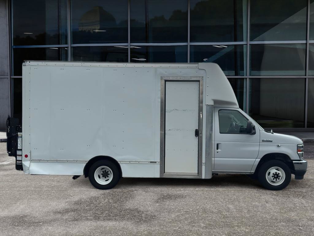 Used 2022 Ford E-350 and Econoline 350 Super Duty w/ Power Windows & Locks Group RWD image 4