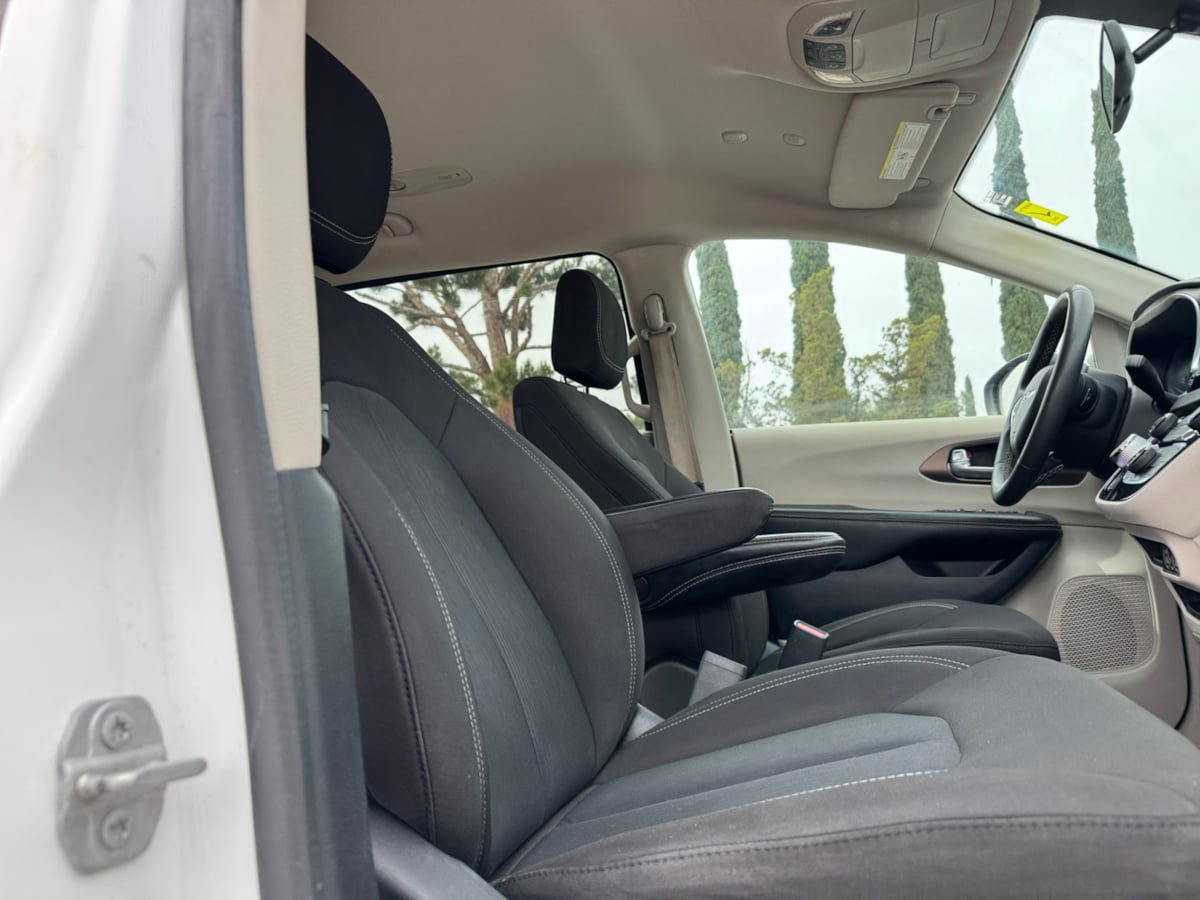 Used 2022 Chrysler Voyager LX FWD image 19
