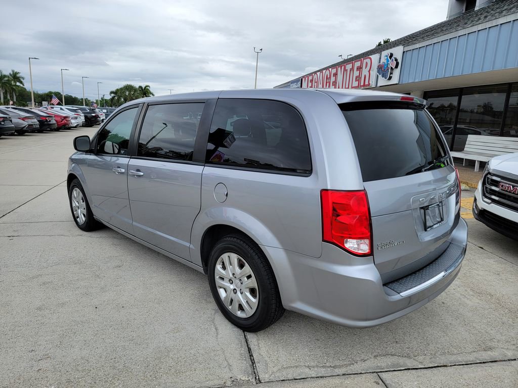 Used 2018 Dodge Grand Caravan SE FWD image 3