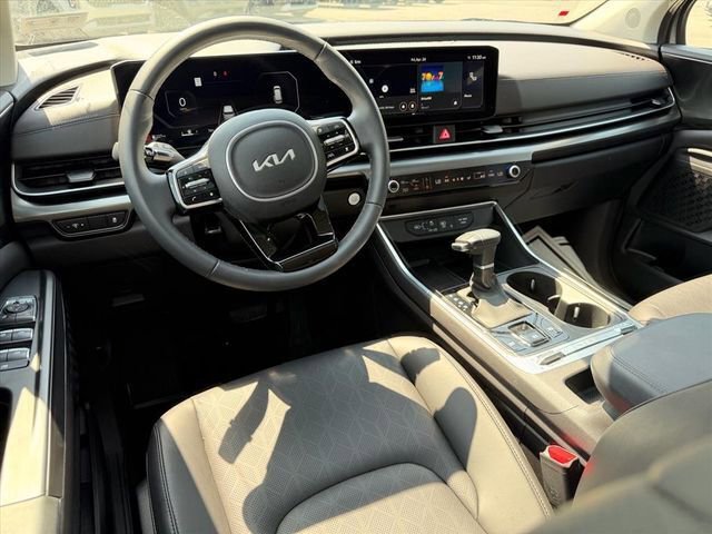 Used 2025 Kia Carnival SX w/ SX Dark Edition Package FWD image 7