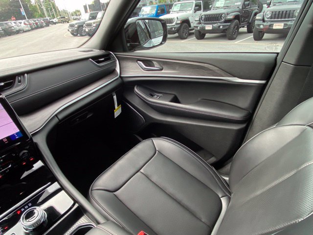 Used 2025 Jeep Grand Cherokee L Limited w/ Luxury Tech Group II AWD/4WD image 28