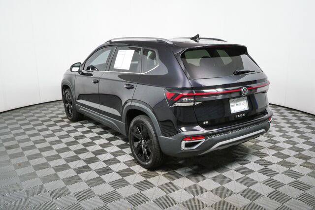 Used 2025 Volkswagen Taos SE w/ Panoramic Sunroof Package FWD image 28