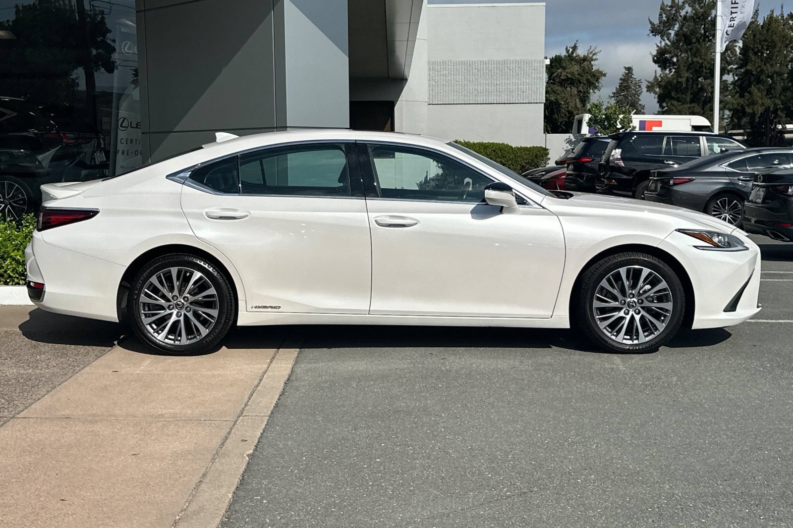 Used 2020 Lexus ES 300h w/ Premium Package FWD image 3