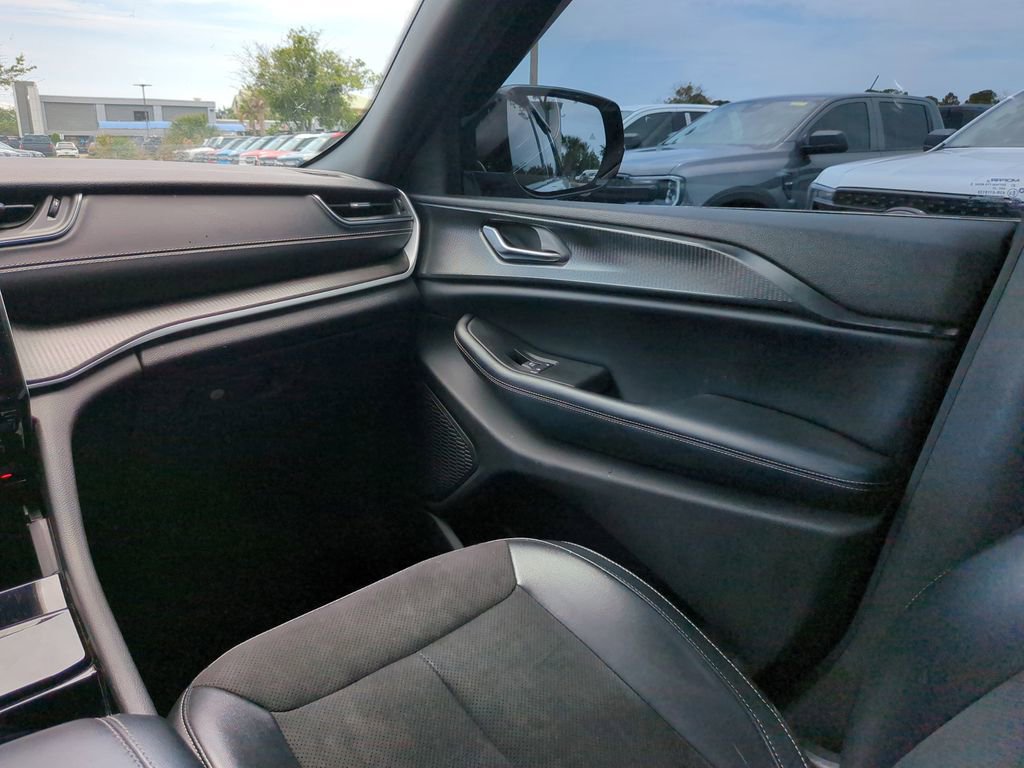 Used 2023 Jeep Grand Cherokee Altitude AWD/4WD image 19