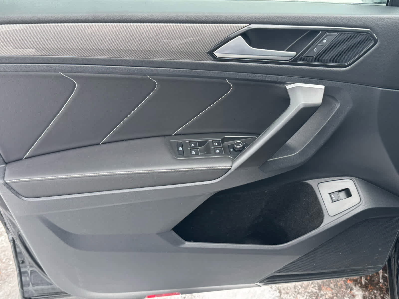 Certified 2024 Volkswagen Tiguan SE image 24