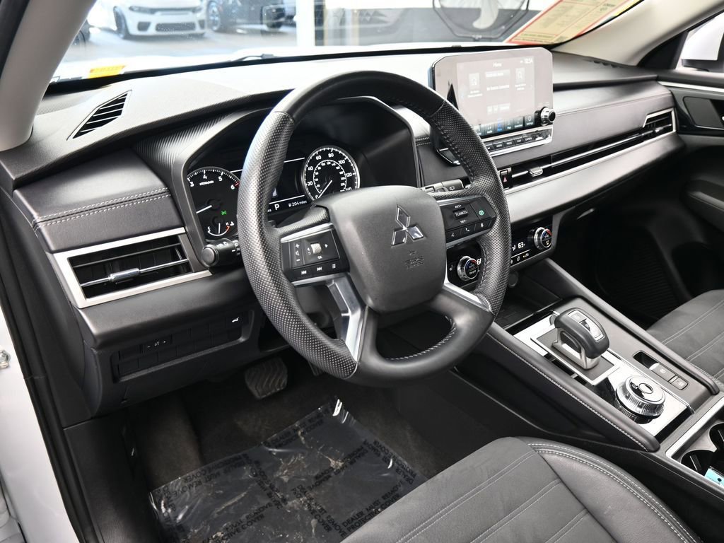 Used 2023 Mitsubishi Outlander SE image 10