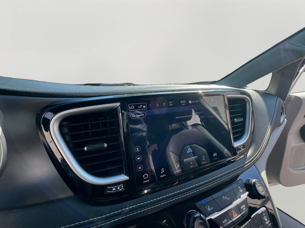 Used 2024 Chrysler Pacifica Limited FWD image 18