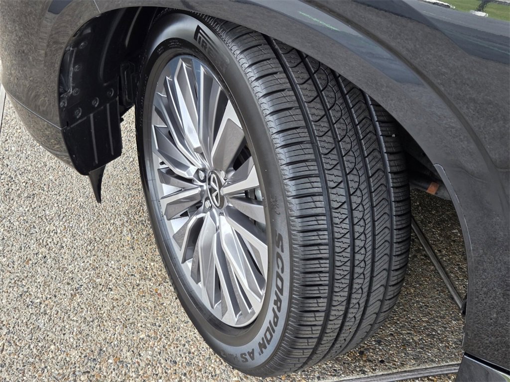 Used 2025 INFINITI QX80 Sensory image 2