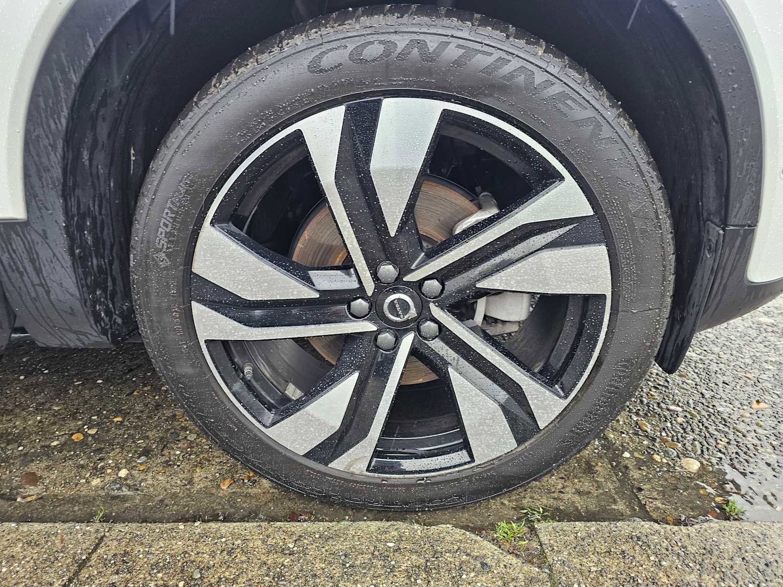 Certified 2024 Volvo XC40 B5 Ultimate w/ Protection Package Premier image 9