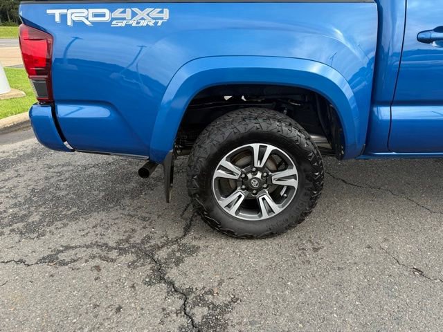 Used 2018 Toyota Tacoma TRD Sport AWD/4WD image 7