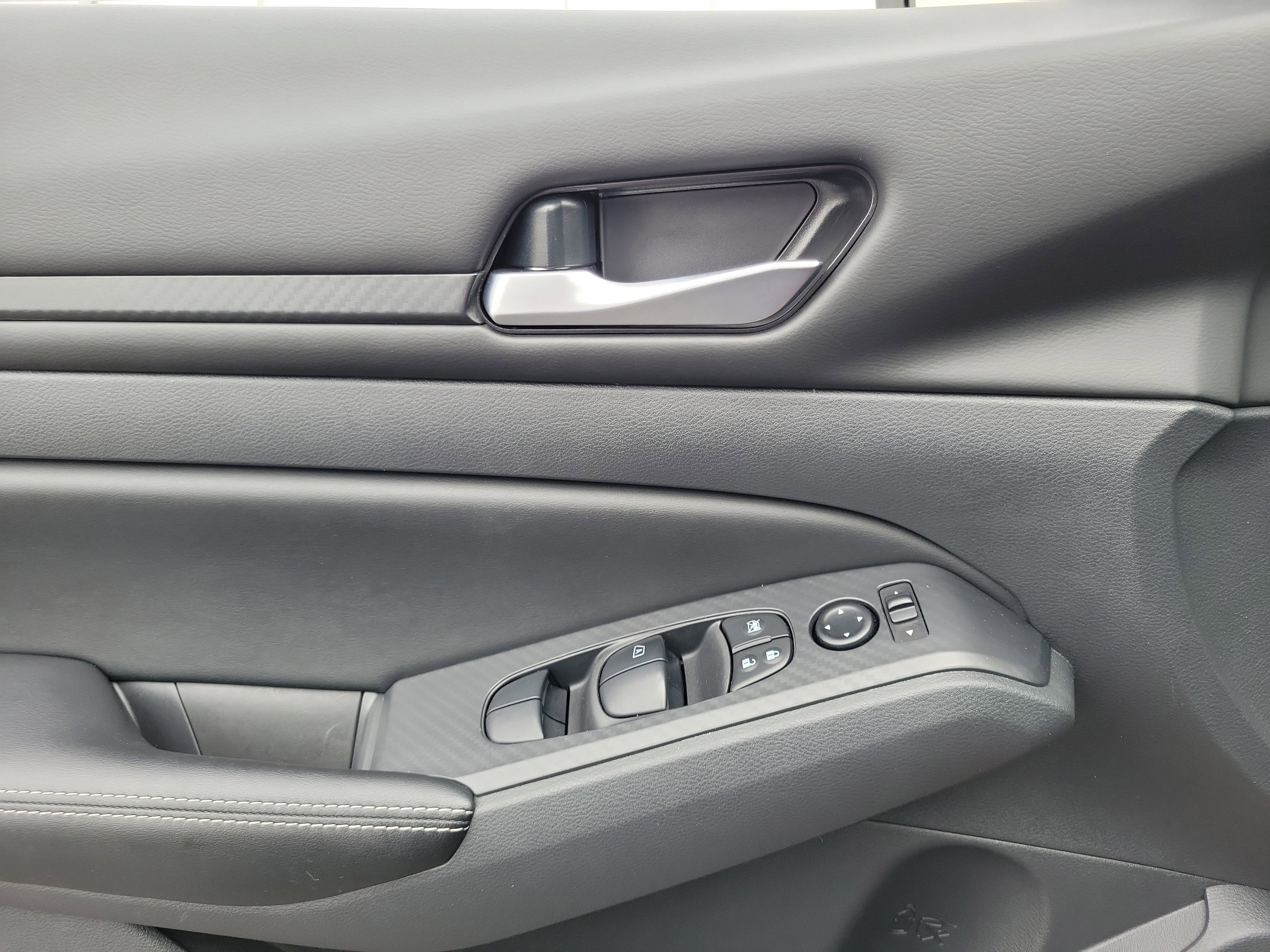 Used 2025 Nissan Altima 2.5 SV FWD image 17