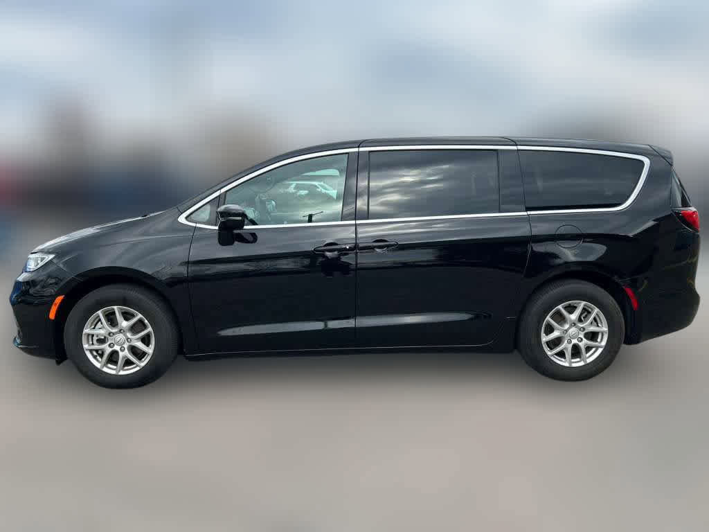 Used 2026 Chrysler Pacifica Select image 3