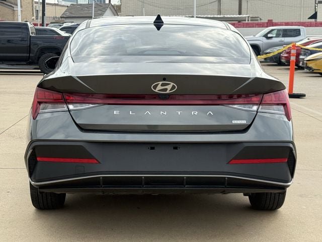 Used 2025 Hyundai Elantra Hybrid FWD image 5