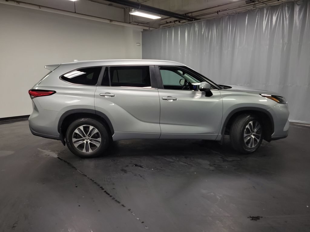 Used 2023 Toyota Highlander XLE AWD/4WD image 9