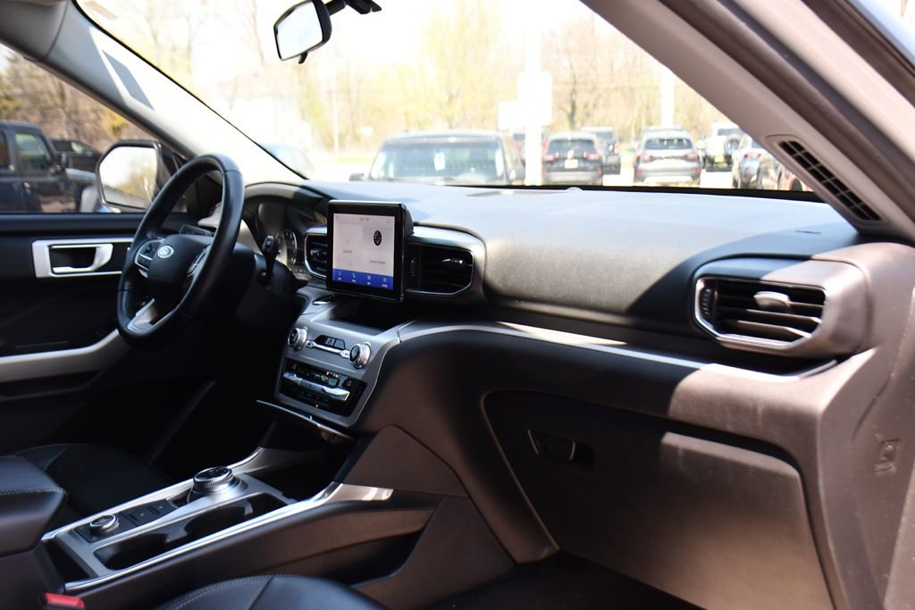 Used 2021 Ford Explorer XLT w/ Equipment Group 202A AWD/4WD image 15