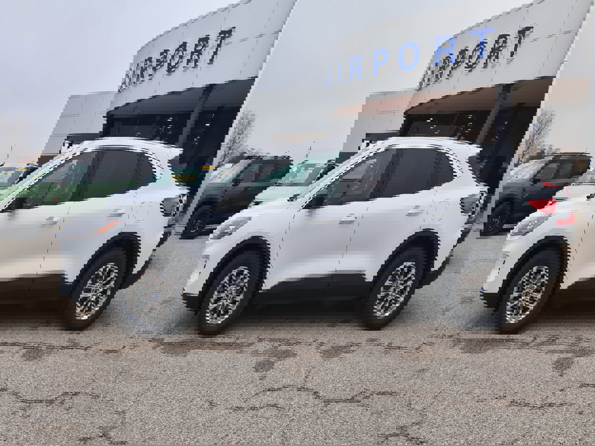 Used 2022 Ford Escape SE w/ Cold Weather Package image 2