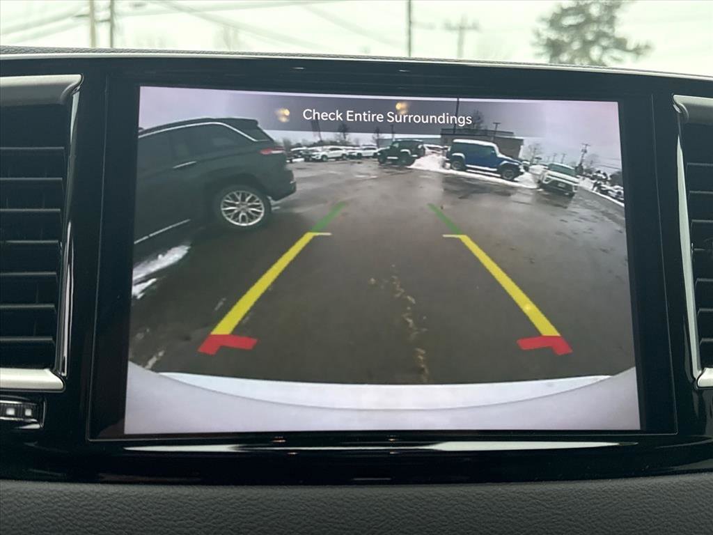 Used 2024 Chrysler Pacifica Touring-L image 15