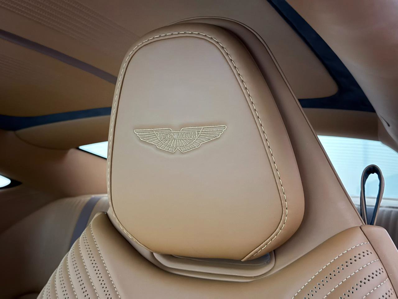Used 2018 Aston Martin DB11 V12 RWD image 23