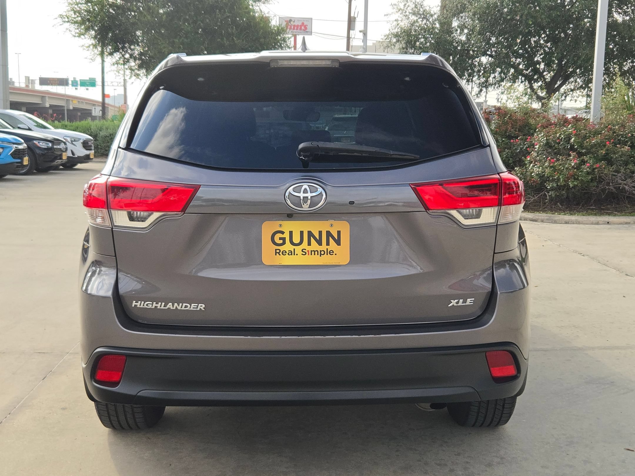 Used 2019 Toyota Highlander XLE FWD image 4