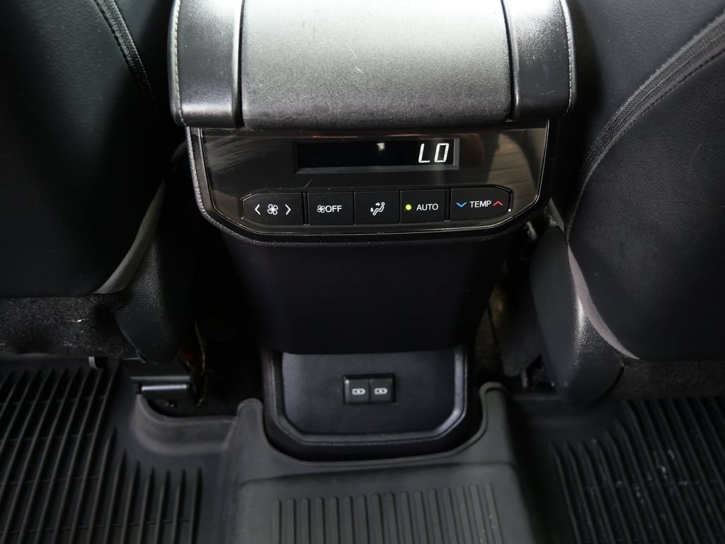 Used 2022 Toyota Highlander XLE AWD/4WD image 19