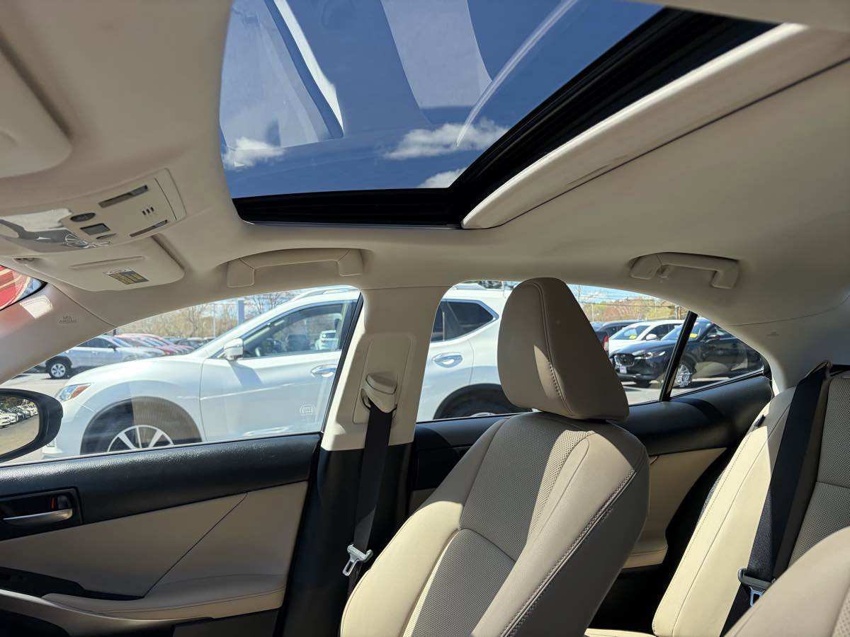Used 2019 Lexus IS 300 AWD image 11