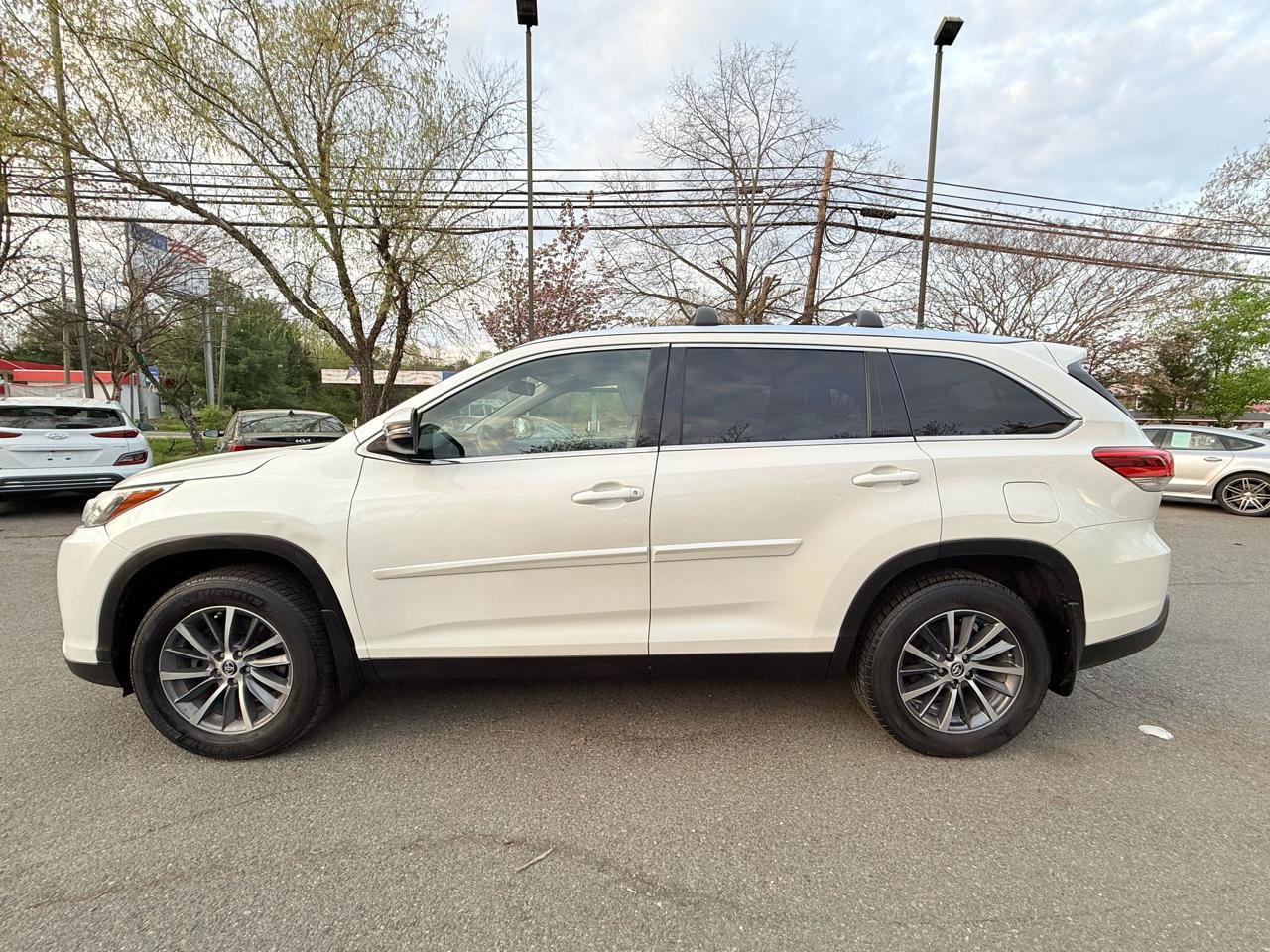 Used 2019 Toyota Highlander XLE AWD/4WD image 4