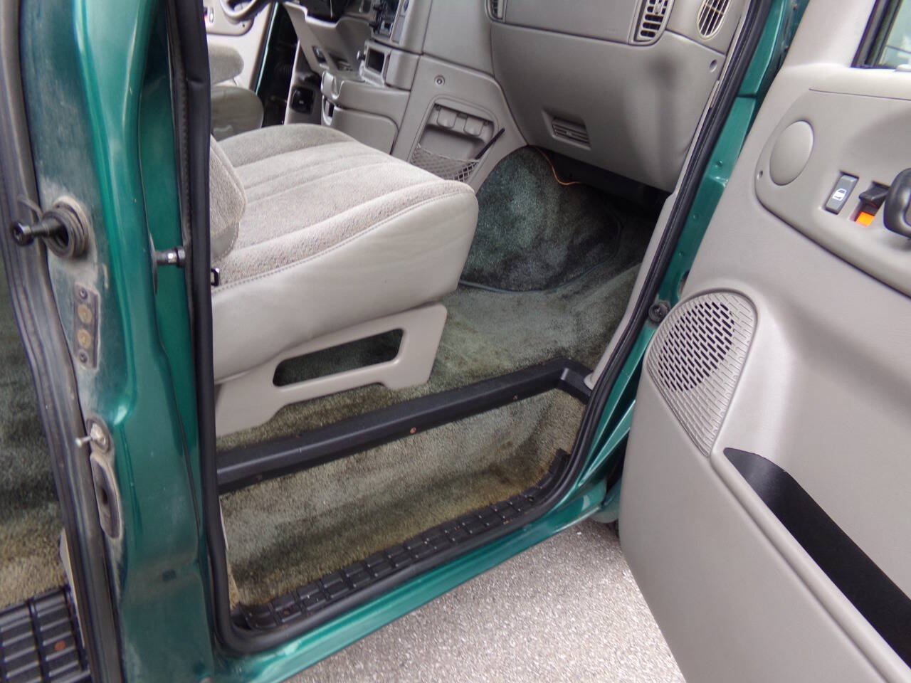 Used 1998 Chevrolet Astro w/ Convenience Group RWD image 36