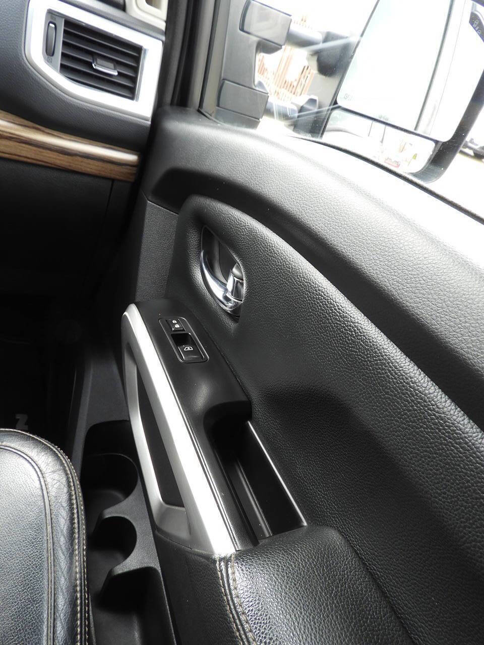 Used 2018 Nissan Titan SL w/ Chrome Package image 33