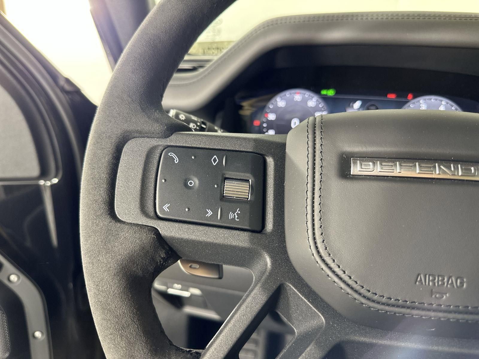 Certified 2023 Land Rover Defender 90 V8 image 13
