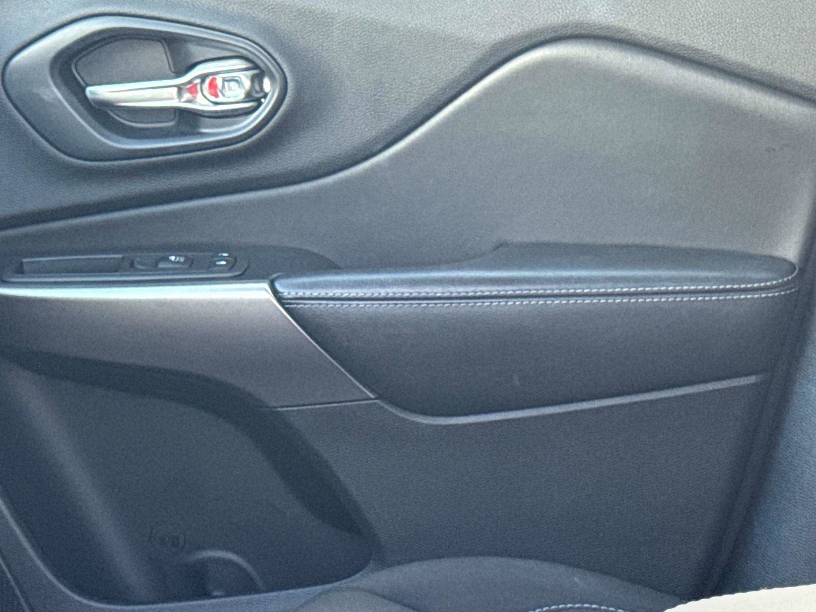 Used 2020 Jeep Cherokee Latitude w/ Cold Weather Group image 20