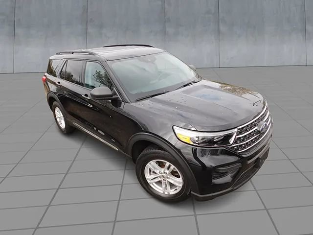 Used 2023 Ford Explorer XLT image 2
