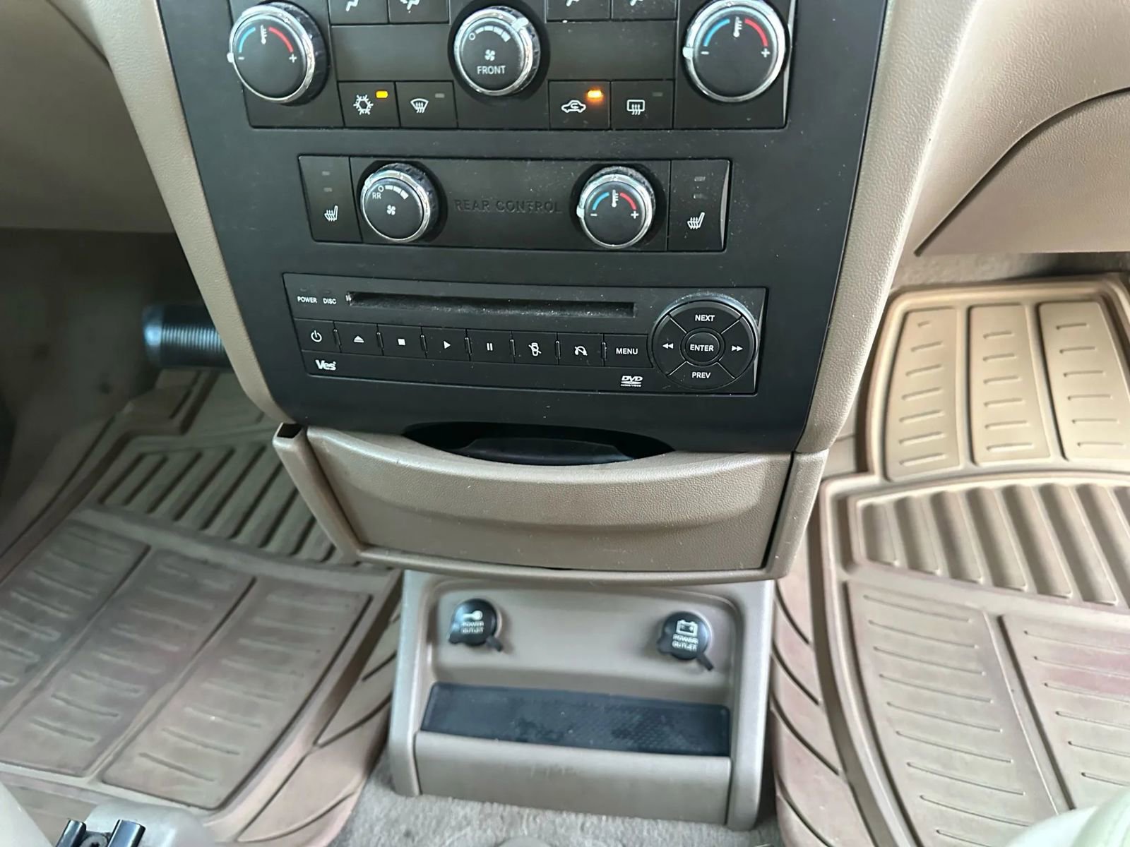 Used 2011 Volkswagen Routan SE image 26