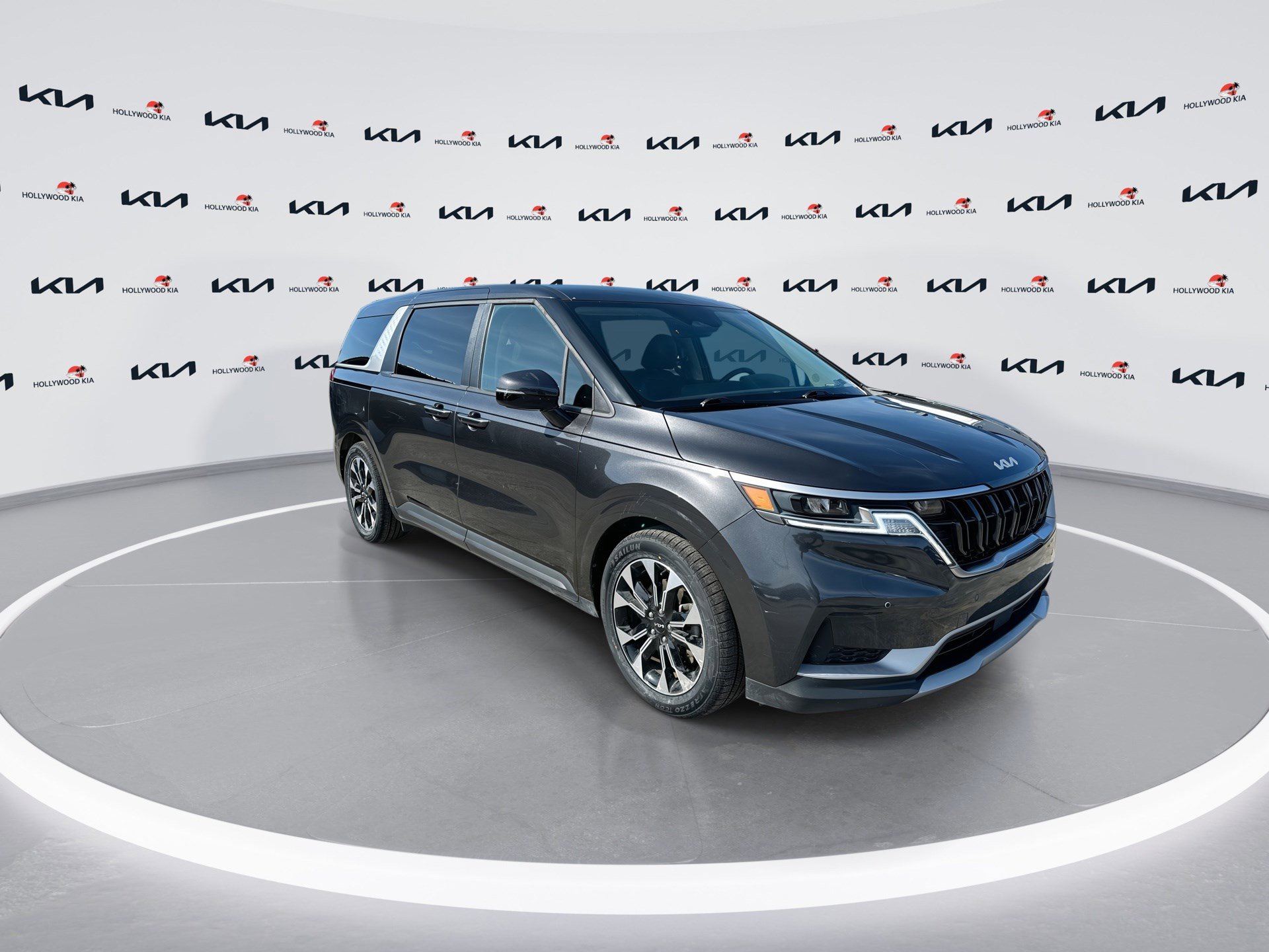 Used 2024 Kia Carnival EX FWD image 2