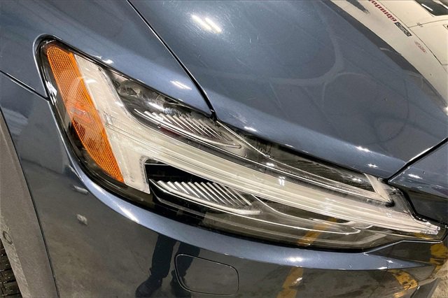 Certified 2025 Volvo V60 B5 Cross Country Plus image 30