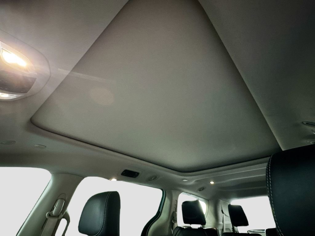 Used 2023 Chrysler Pacifica Limited image 16