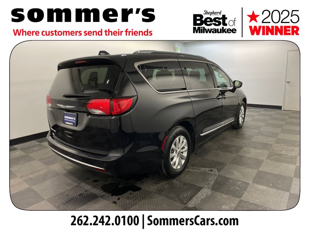Used 2018 Chrysler Pacifica Touring-L image 5