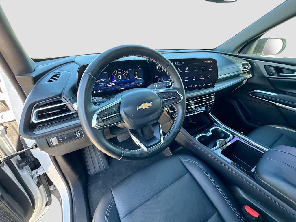 Used 2025 Chevrolet Traverse LT w/ Sun and Wheel Package image 9