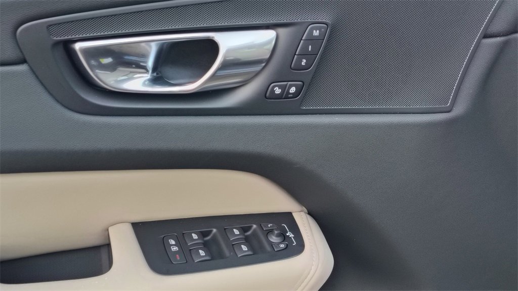 New 2026 Volvo XC60 B5 Plus w/ Climate Package image 9