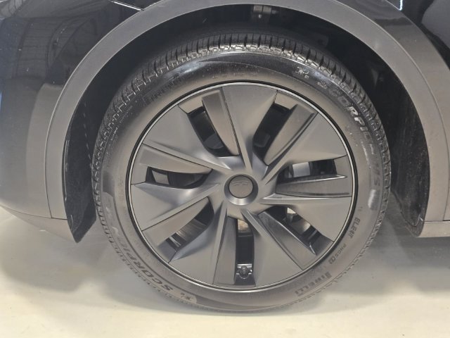 Used 2025 Tesla Model Y Long Range AWD/4WD image 9