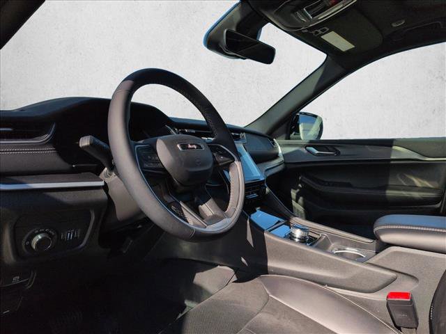 Used 2025 Jeep Grand Cherokee Laredo image 10