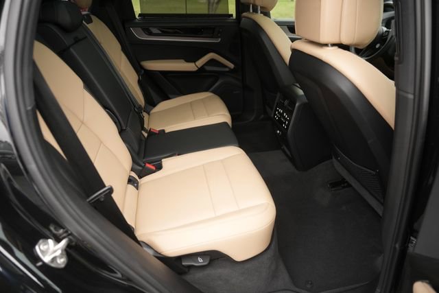 Used 2025 Porsche Cayenne Base image 16