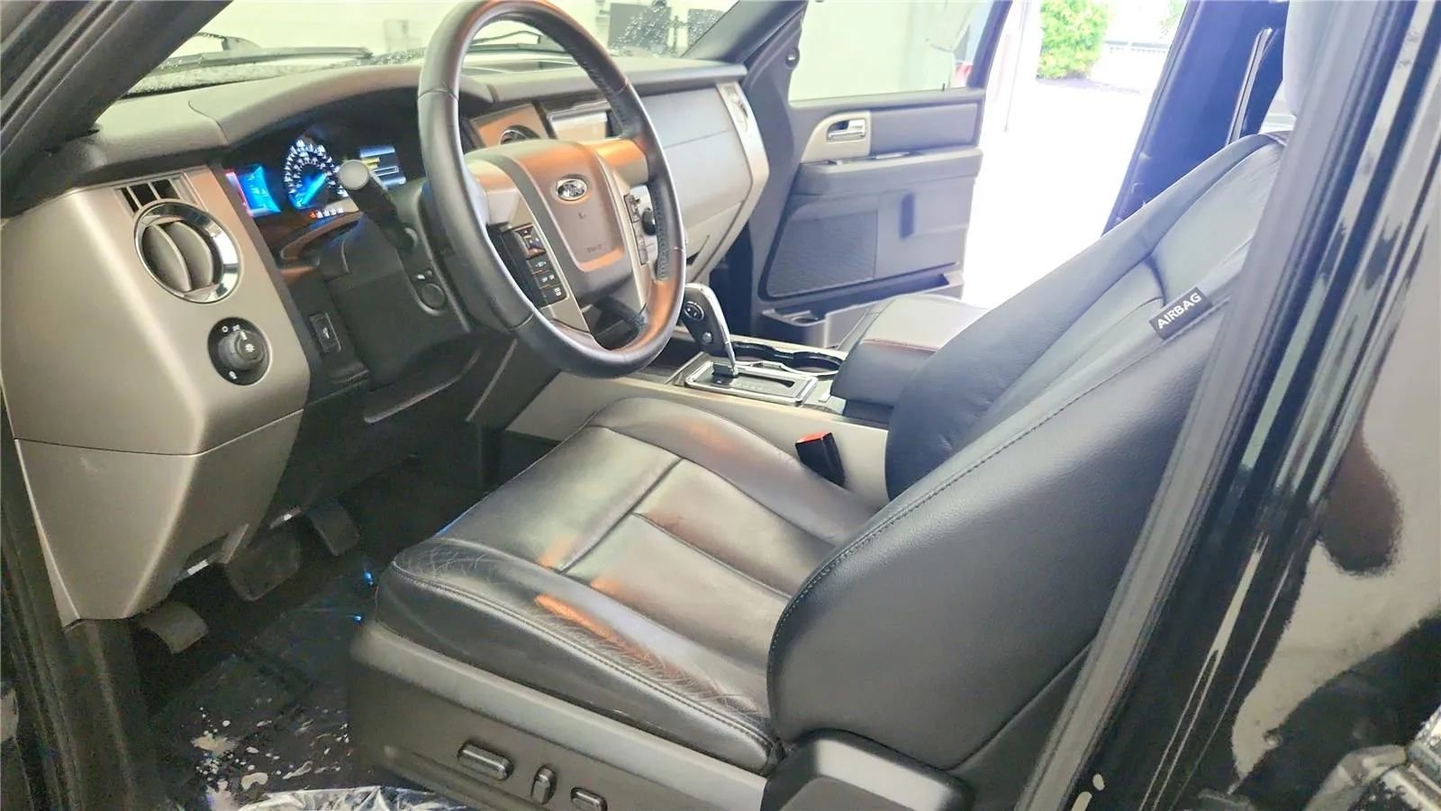 Used 2015 Ford Expedition Limited w/ Equipment Group 301A AWD/4WD image 22