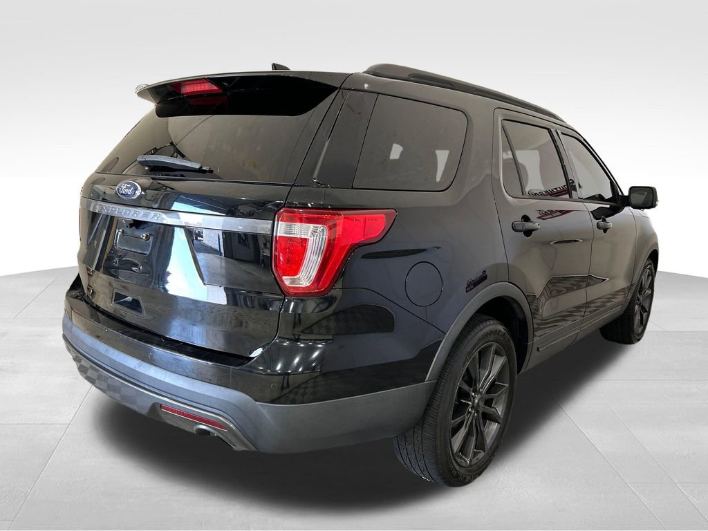 Used 2017 Ford Explorer XLT w/ Equipment Group 202A image 5