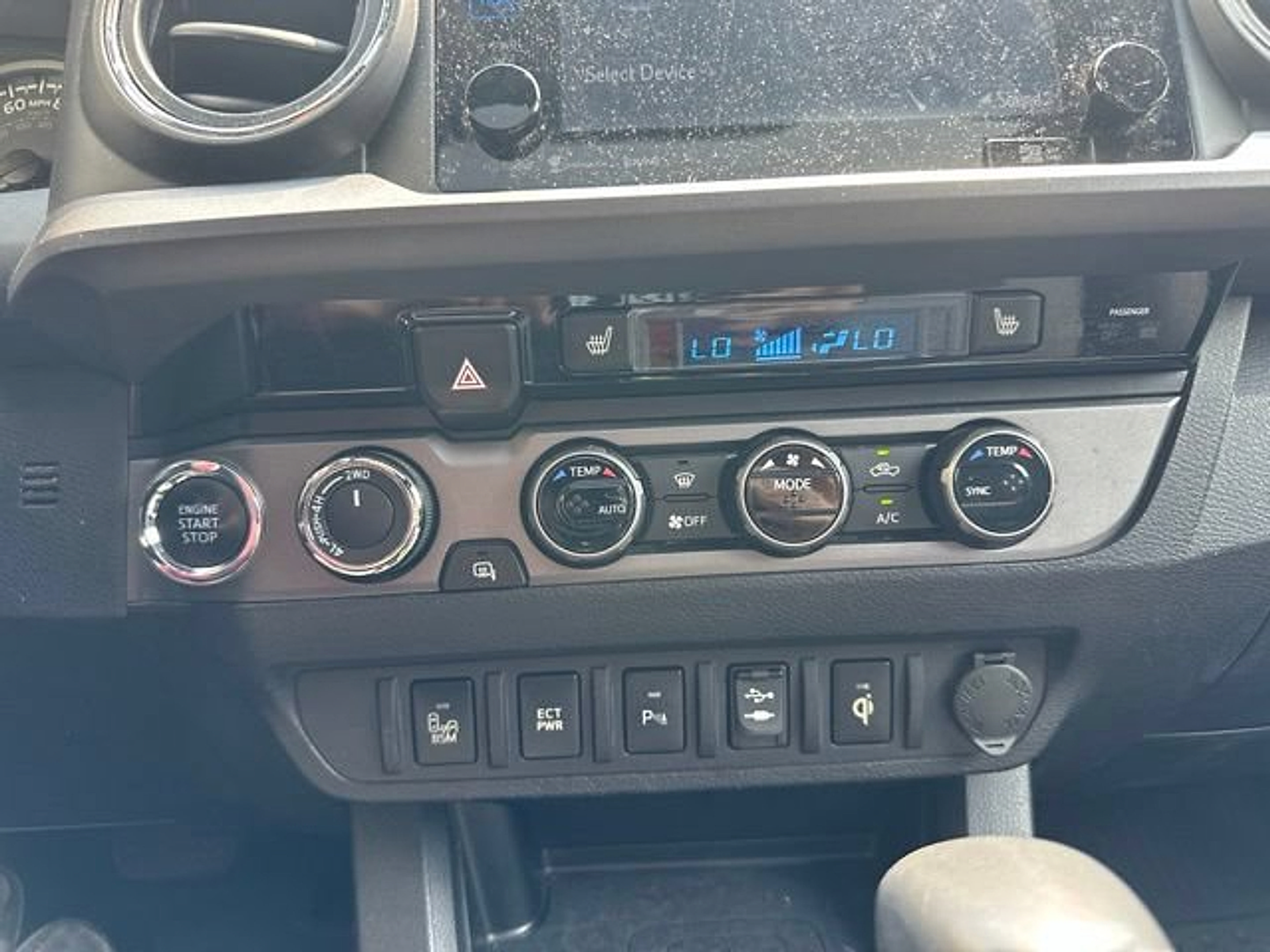 Used 2017 Toyota Tacoma TRD Off-Road w/ Premium & Technology Package AWD/4WD image 18