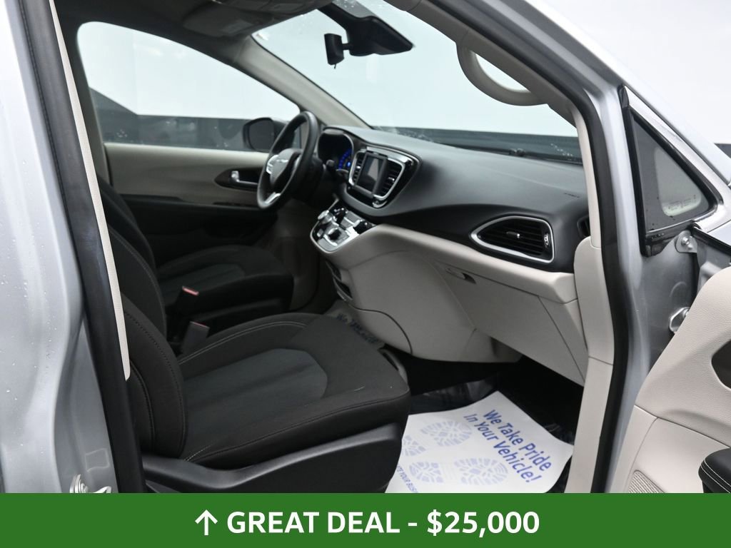 Used 2024 Chrysler Voyager LX image 21
