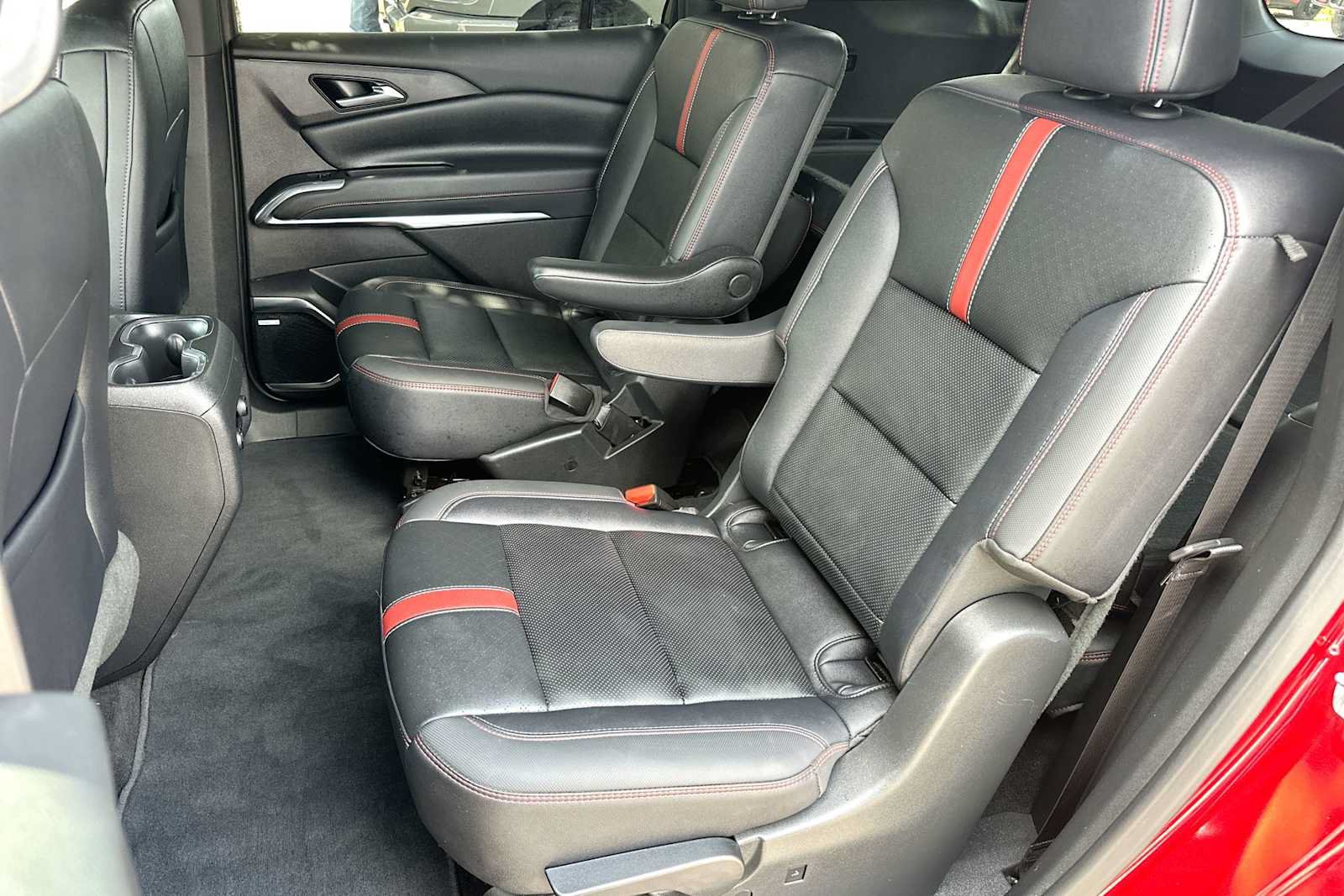 Used 2025 Chevrolet Traverse RS FWD image 23